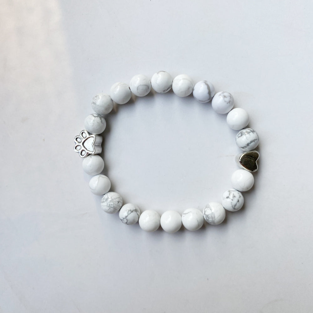 Βραχιόλι με Φυσικές Πέτρες και Charm Πατουσάκι & Καρδιά – Χειροποίητο Σχέδιο