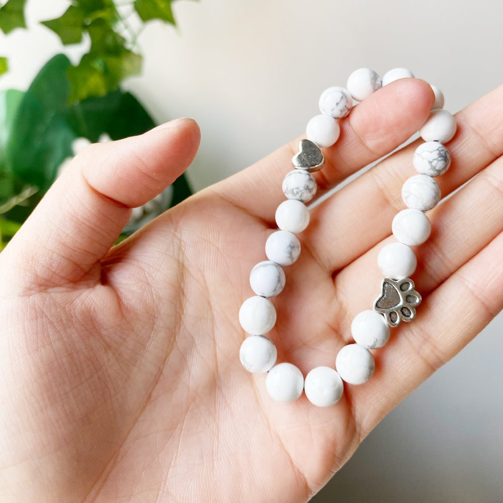 Βραχιόλι με Φυσικές Πέτρες και Charm Πατουσάκι & Καρδιά – Χειροποίητο Σχέδιο