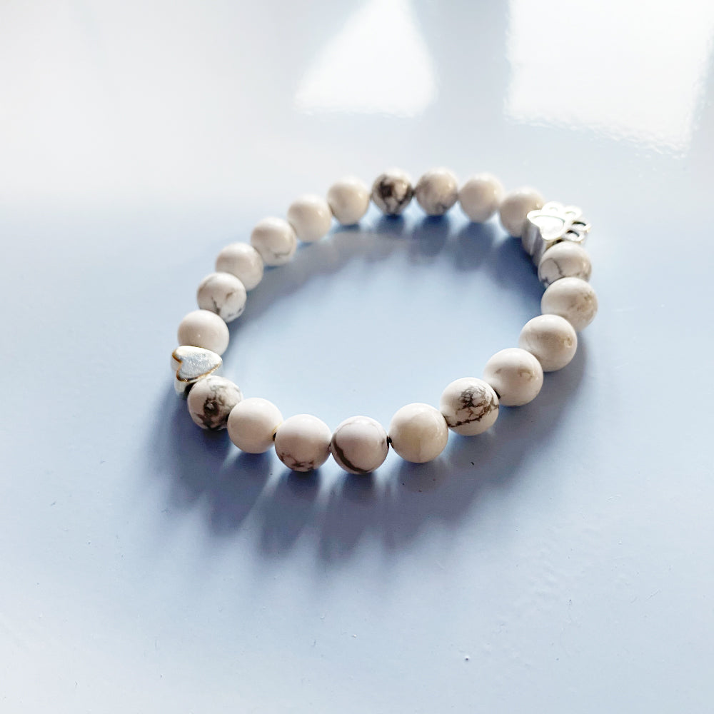 Βραχιόλι με Φυσικές Πέτρες και Charm Πατουσάκι & Καρδιά – Χειροποίητο Σχέδιο