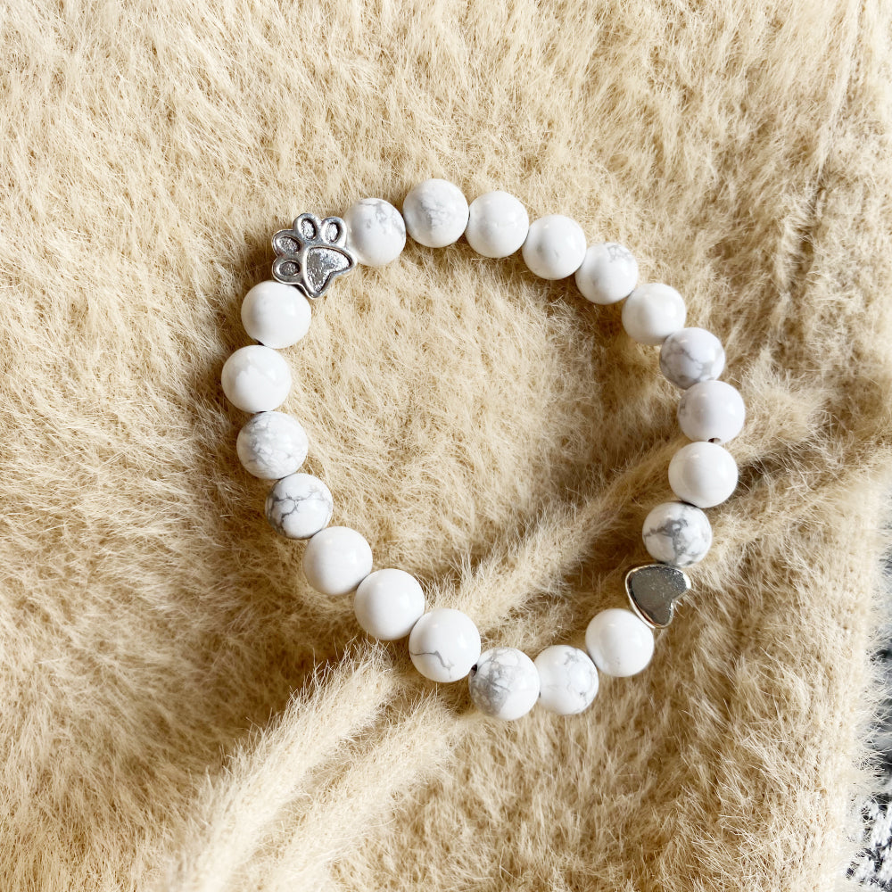 Βραχιόλι με Φυσικές Πέτρες και Charm Πατουσάκι & Καρδιά – Χειροποίητο Σχέδιο